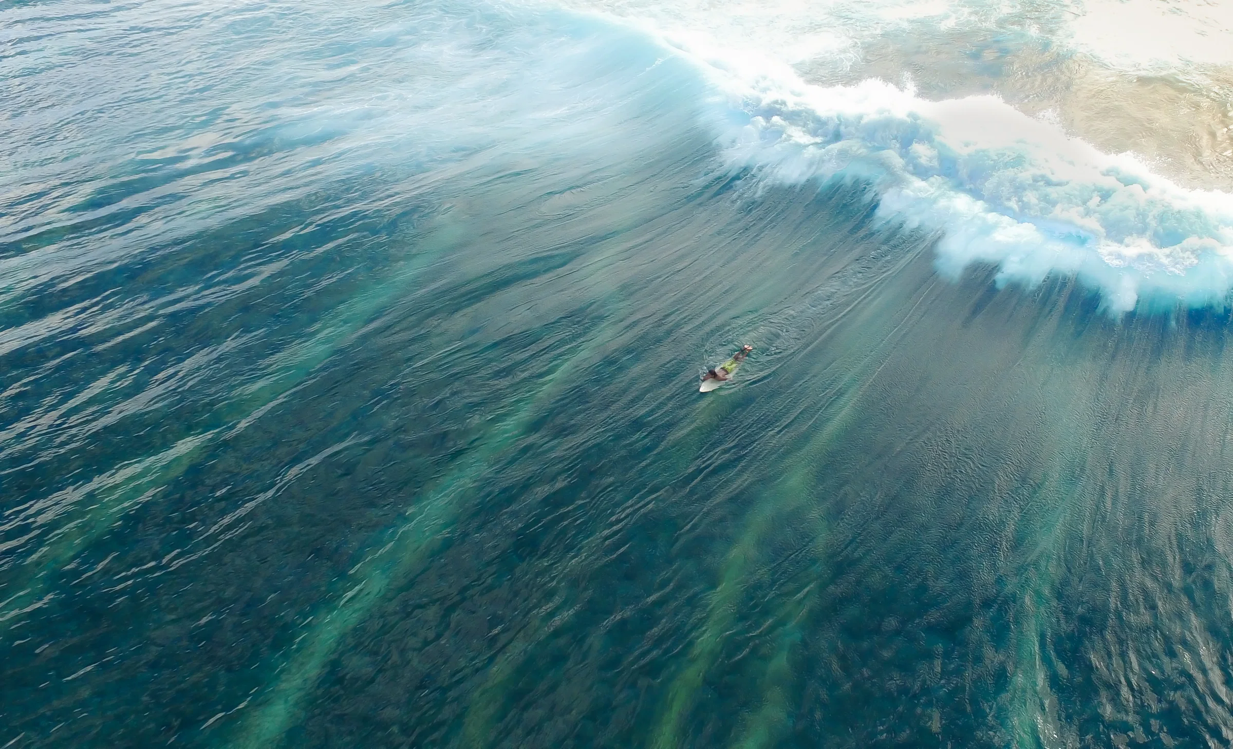 A surfer on a breaking wave seen from above, Malé