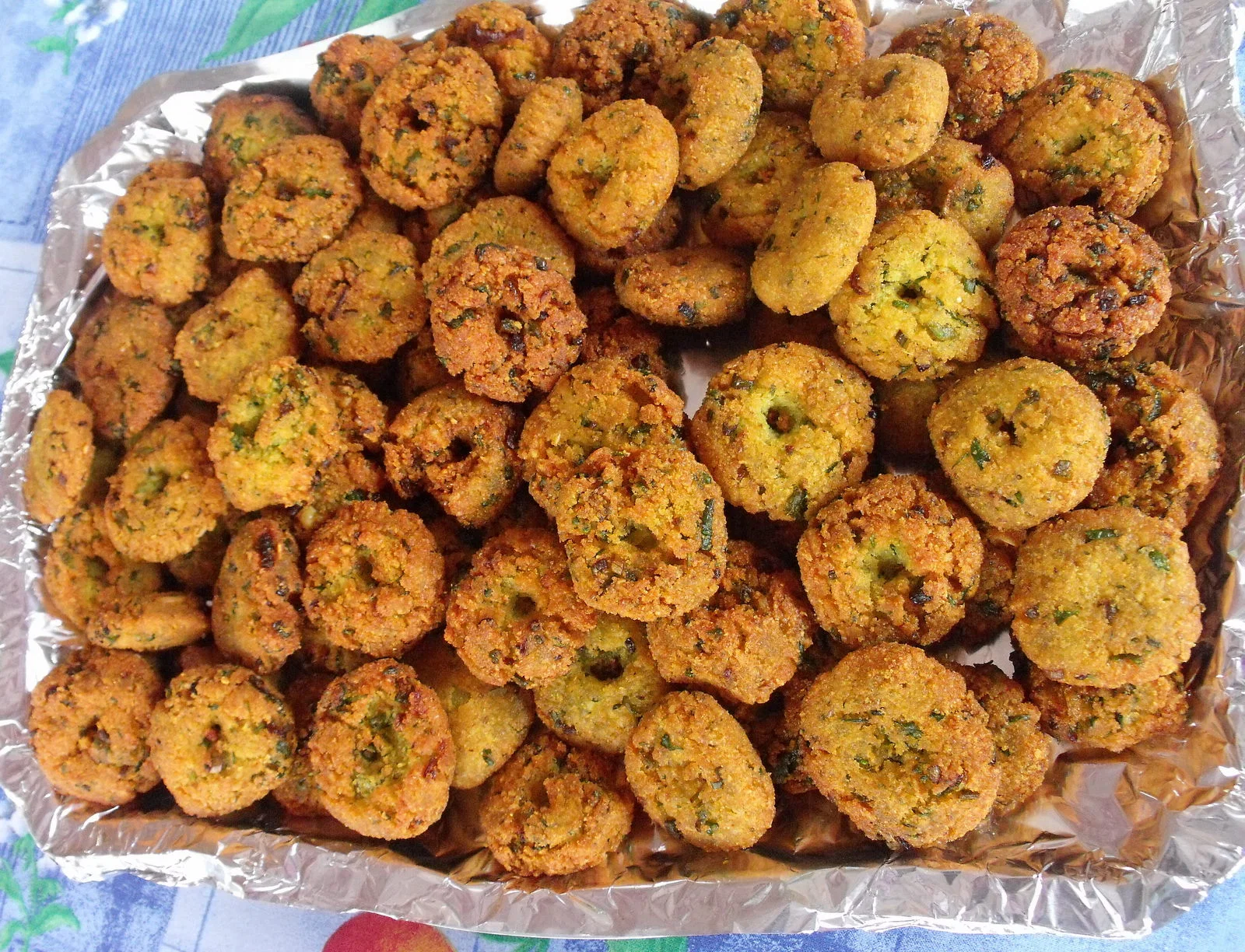 Split-pea chilli fritters (bonbons piment, photographed in Réunion), the snack Mauritians call gâteaux piments