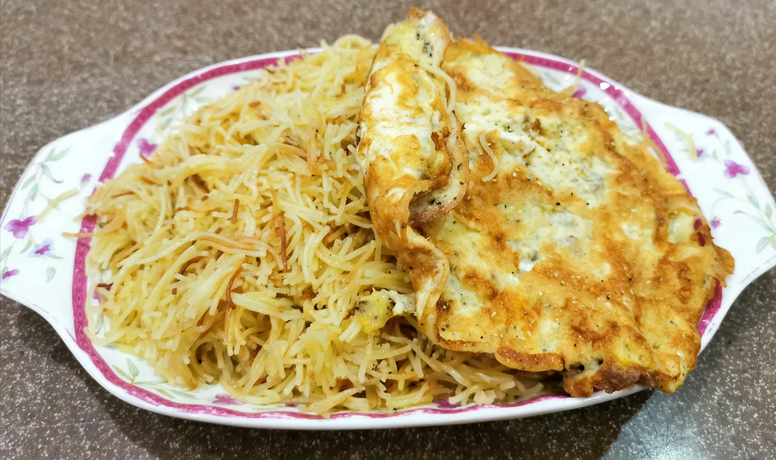 Balaleet: sweet vermicelli with an omelette on top
