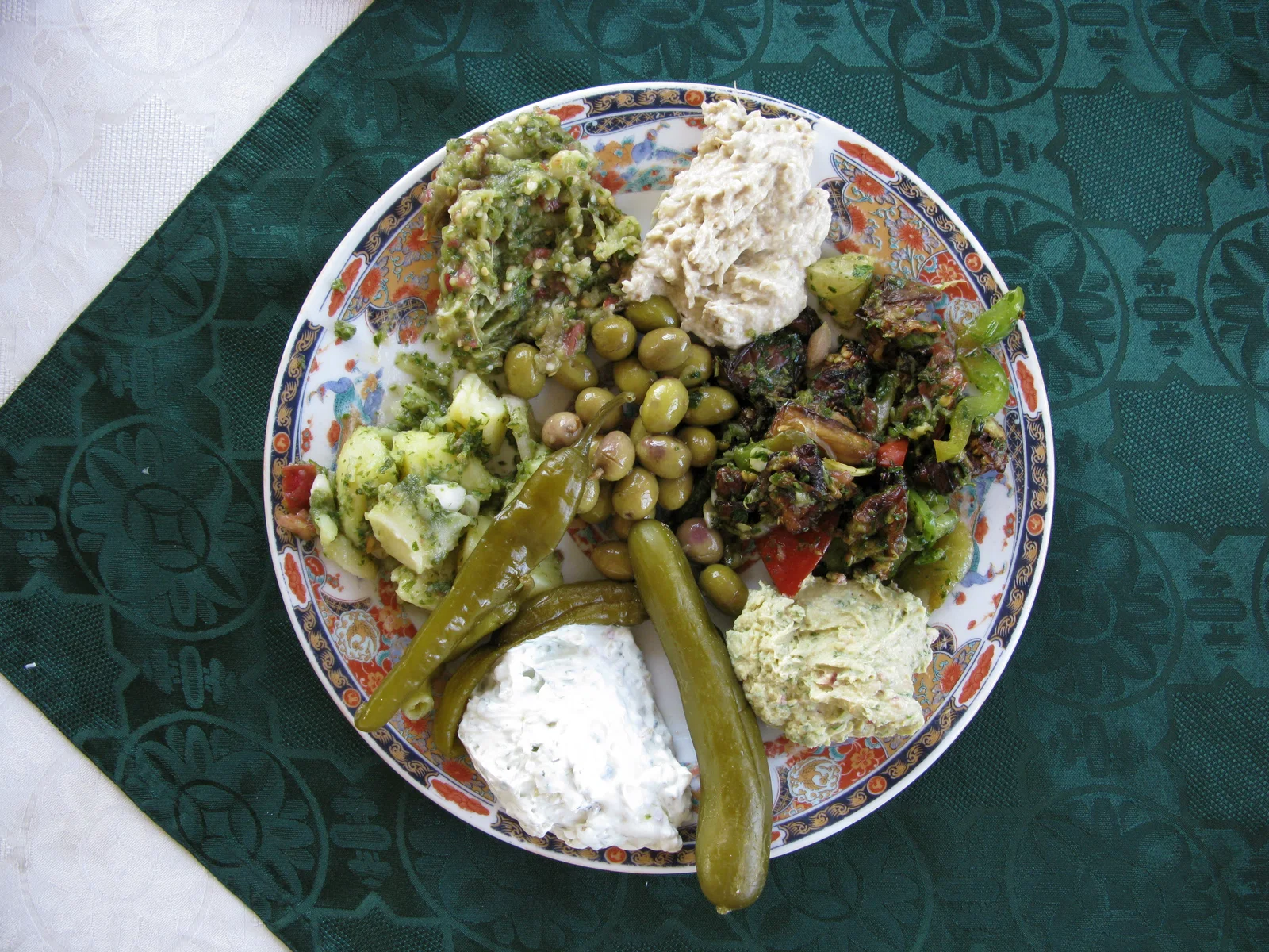 A table of Syrian mezze dishes (illustrative, not taken at the restaurant)